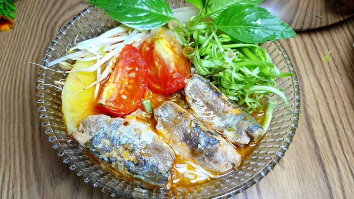 chế biến bún cá mòi
