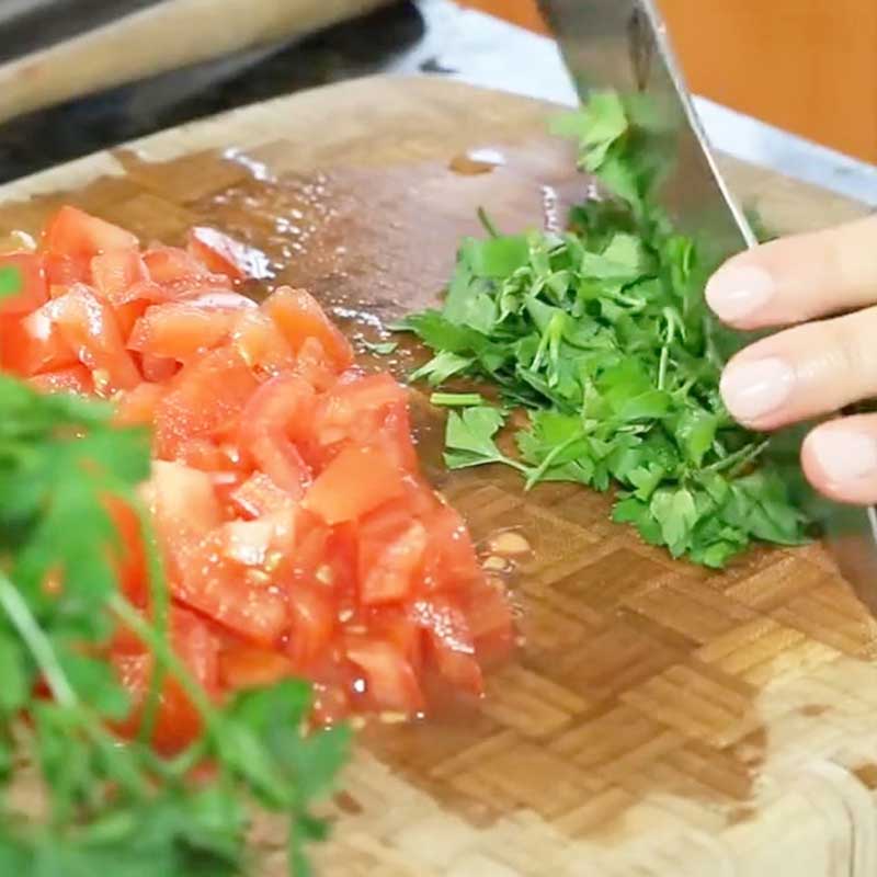 Băm nhuyễn hành tây, tỏi và rau mùi tây