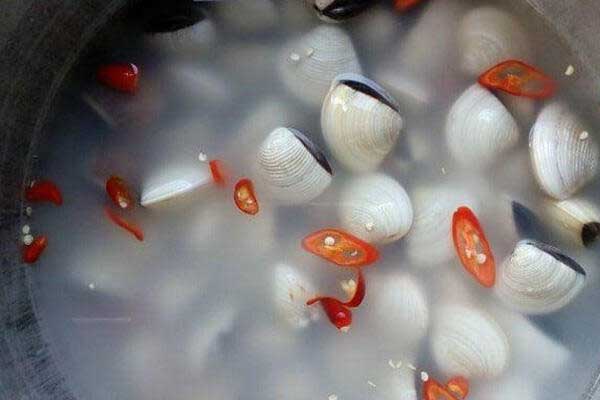 Tiến Hành Chế Biến Món Nghêu Nướng Mỡ Hành