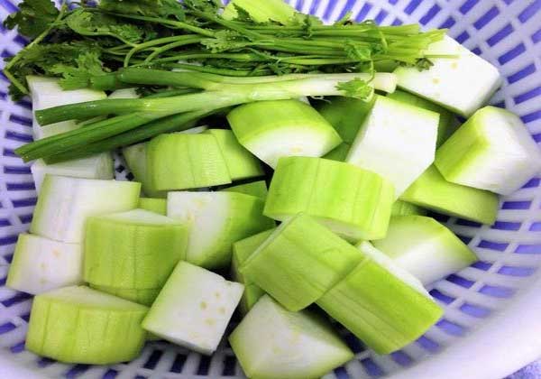 Cách Chế Biến Món Canh Nghêu Nấu Bầu