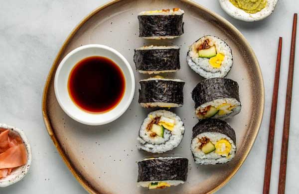 Futomaki thưởng thức món sushi