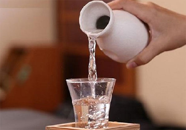 rượu trắng làm sạch nhớt cá lóc