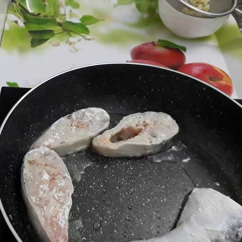 chiên cá basa trước khi nấu canh chua