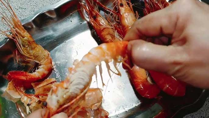 Cách bóc vỏ tôm nướng nhanh