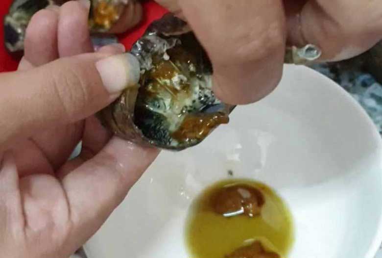 Lấy riêu cua nấu bún riêu